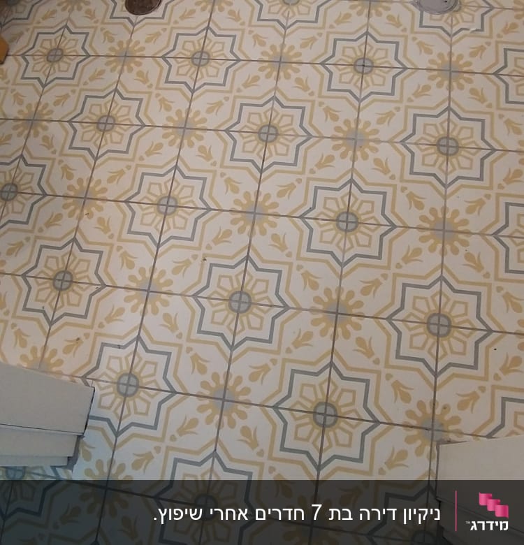 רצפה עם אריחים מעוצבים וניקוז